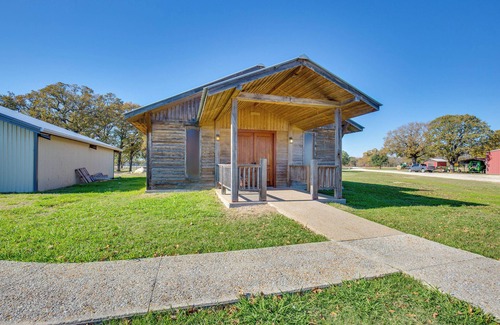 Quinlan Cabin | Boat Ramp & Fire Pit: Lake Tawakoni Group Retreat!