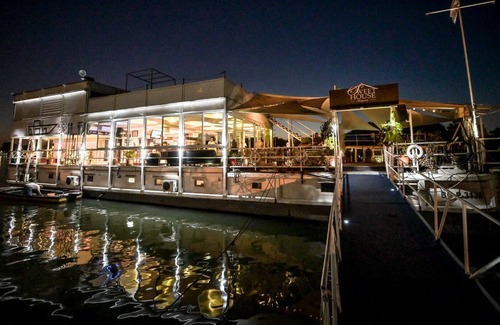 Stari Grad Boat Rental | Boat with rooms on the river