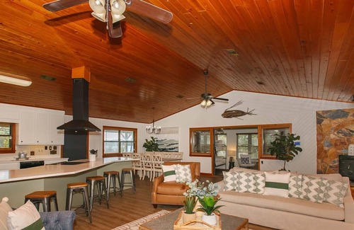 Elberta House | Boaters dream, Private Pier-space for 2 boats & free parking, Pet friendly