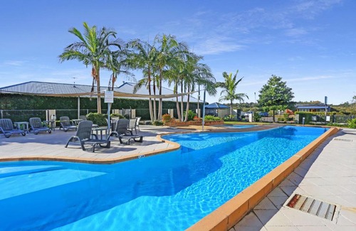 Tea Gardens Apartment | Boathouse 107 Pool side apartment