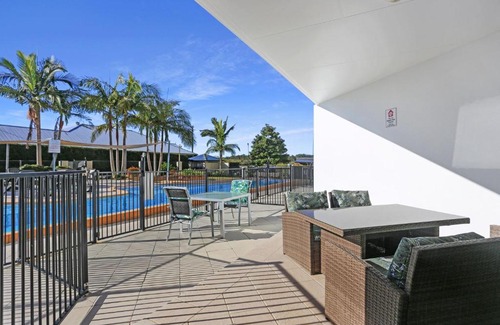 Tea Gardens Apartment | Boathouse 107 Pool side apartment