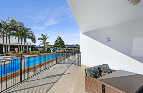 Tea Gardens Apartment | Boathouse 107 Pool side apartment