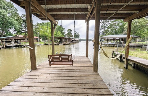 Blanchard House | Boathouse, 2 King Beds, Firepit, Huge Yard + Pet-Friendly! Peaceful & Luxurious