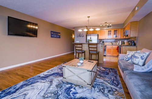 Ohio City Condo | Boathouse Suite - CLE Flats River - Free Parking - 24/7 Gym