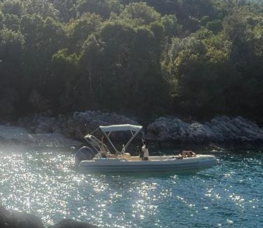 Mbrostar-Urë Boat Rental | BoatVlora