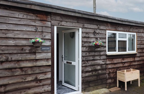 Chard Cottage | BOBBY'S LODGE, pet friendly, with a garden in South Chard