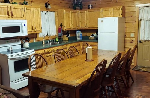 Moravia Cabin | Bobcat's Den - Dog Friendly - Sleeps up to 8