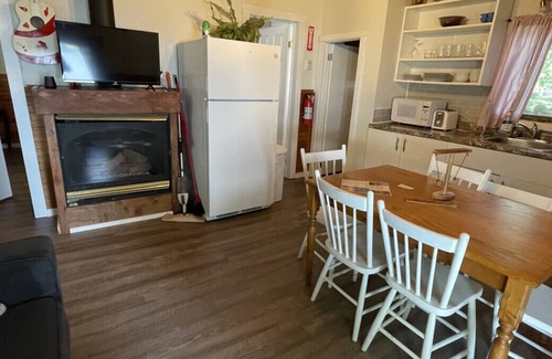 Bobcaygeon Cabin | Bobcaygeon Resort Cottage 3 MISSION sleeps 6