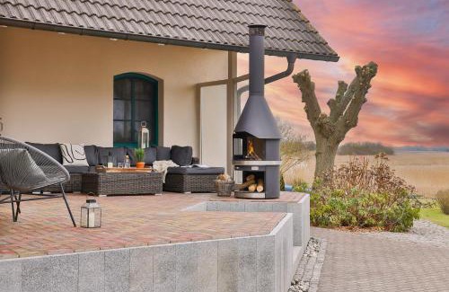 Zudar Apartment | Boddenhuus - Traumhaus mit Steg und Boot