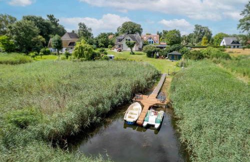 Zudar Apartment | Boddenhuus - Traumhaus mit Steg und Boot