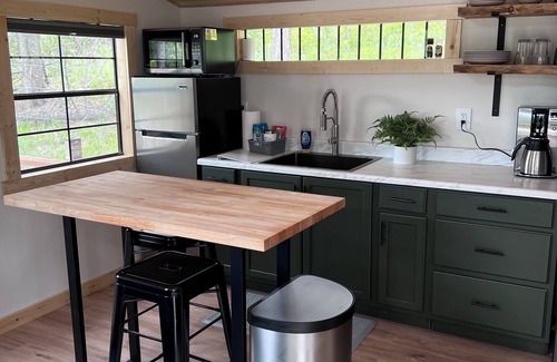 Rexford Apartment | Bode's Bunkie – Tiny House with Mountain Views and Lake Access