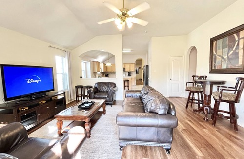 Baytown House | BODHI House - 4 Bedroom Home nested in a quiet community with King Bed Suite,