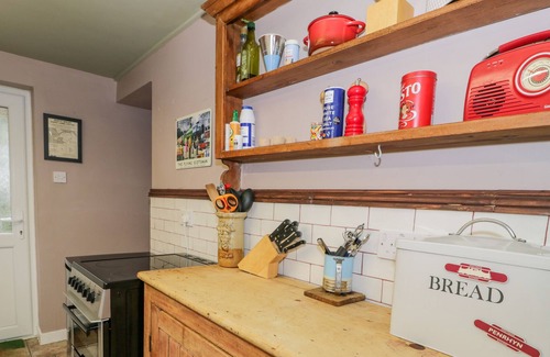 Penrhyndeudraeth Cottage | BODORWEL COTTAGE, pet friendly, with open fire in Penrhyndeudraeth