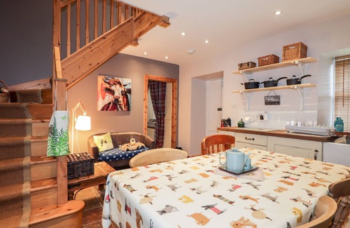 Tore Cottage | BOGINDOUR COTTAGE, pet friendly, with open fire in Munlochy