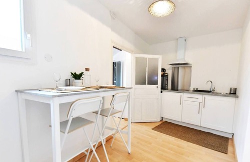 Sens Apartment | Bohemia - Bohemian cocoon near Centre & Netflix