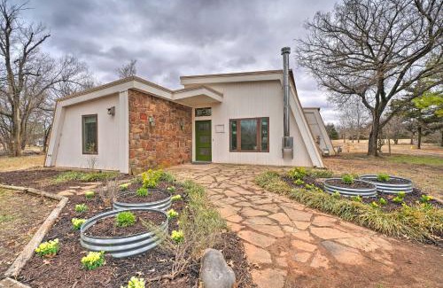 Stillwater House | Bohemian Home with Screened Porch, 3 Mi to Lake!