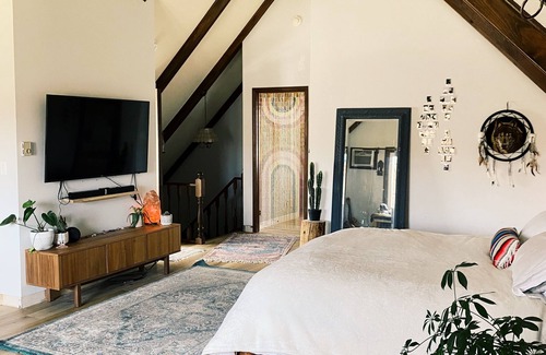 Simcoe House | Bohemian Oasis near the sandy shore of Lake Erie