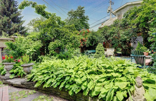Hudson Apartment | BOHEMIAN RHAPSODY WITH GARDEN IN THE HEART OF TOWN