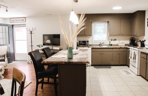 Floyd Apartment | Boho 2 bedroom in downtown Floyd, VA-Golden Maple