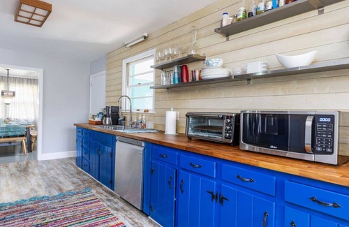 Charlotte House | Boho by the Water! 1750sqft - Fishing & sleeps 11!
