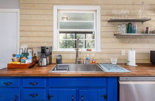 Charlotte House | Boho by the Water! 1750sqft - Fishing & sleeps 11!