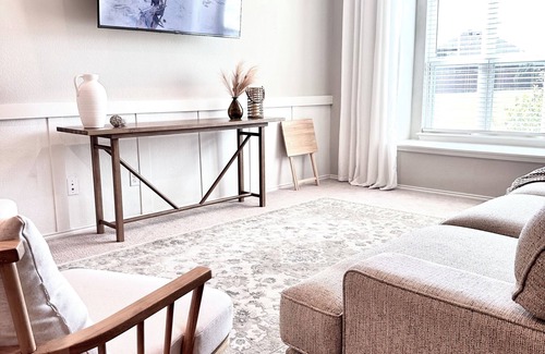 Forney House | Boho Chic Cozy Oasis+Pool+Gym+Ping Pong+Air Hockey