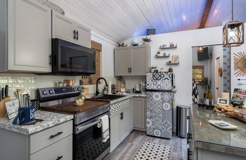Spruce Pine Cabin | Boho Chic Retreat! Hot Tub+Fire Pit! Nearby Spruce Pine & Blue Ridge Parkway!