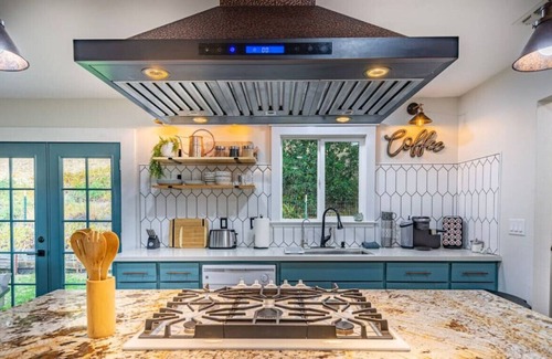 Oakhurst Cottage | Boho Chic style 3-Bedroom cottage near Yosemite, with Firepit/BBQ Grill