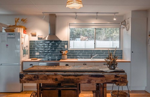 White Beach Cottage | Boho Cottage - close Port Arthur Historic Site