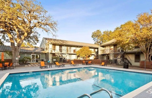 South Lamar Apartment | Boho Retreat in SoLa☼Sleeps 5☼King Bed☼WiFi☼2BR