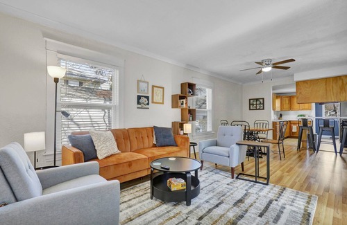 Lansing House | Boho - Retro Style in Lansing - 10 minutes to MSU's Campus