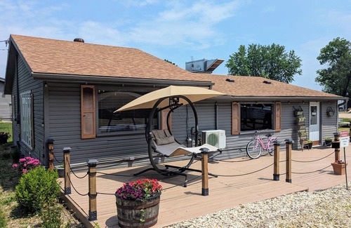 McFarland House | Boho & Rustic Getaway ~ King Bed ~ Close to Madison!