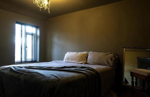 Macclesfield House | BOHOME moody 2 bed garden cottage Macclesfield centre