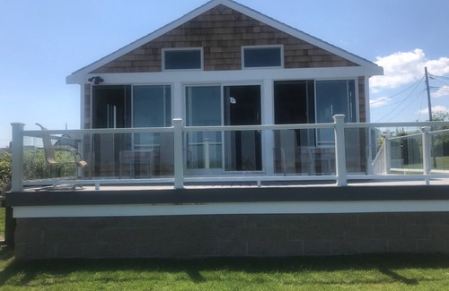 York Beach Cottage | Bold Ocean Front Cottage at Nubble light house