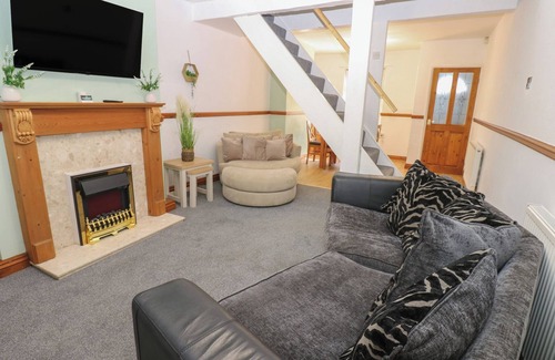 Stainburn House | BOLTON TERRACE, pet friendly, with a garden in Workington