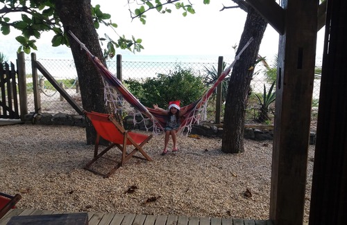 Zimbros House | Bombinhas, Zimbros Beach, Waterfront .Pe in the sand EVEN! DO NOT WASTE WATER.