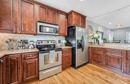 Branson House | Bond Over Breakfast, Not Bathroom Lines – 4BD Suites–One-Level–Great Location!