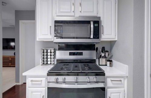 Indian Oaks House | 'Boni and Blithe' - Pet-Friendly! Centrally Located! Fenced in Yard!