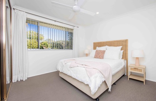 Bonny Hills Cottage | Bonny Getaway - walk to 4 beaches