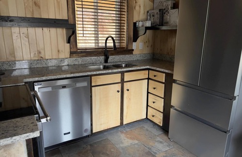 Beattyville Cabin | Boo Bear: New luxe lakeside cabin, hottub, caves, fast Wifi @ BearTrackLake