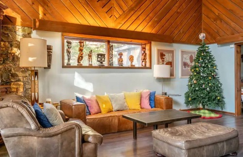 Afton House | Boogie Nights Manor on VA's Brew Ridge Trail nestled in the Blue Ridge Mountains