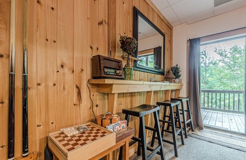 Cleveland Cabin | Book 2 Nights Get 1 FREE. 10 MINUTES FROM HELEN WATER TUBING.