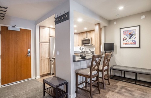 Mammoth Lakes House | Book a Fall Getaway Today! Townhome with Dual Primary Suites and Pool Access!