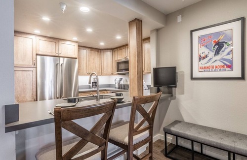 Mammoth Lakes House | Book a Fall Getaway Today! Townhome with Dual Primary Suites and Pool Access!