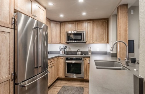 Mammoth Lakes House | Book a Fall Getaway Today! Townhome with Dual Primary Suites and Pool Access!