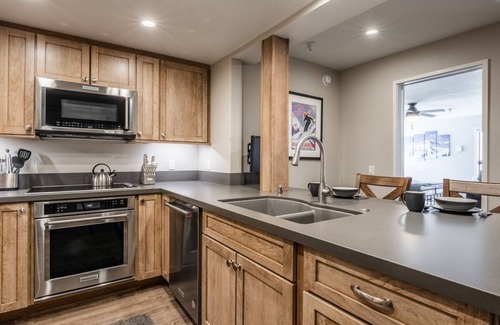 Mammoth Lakes House | Book a Fall Getaway Today! Townhome with Dual Primary Suites and Pool Access!