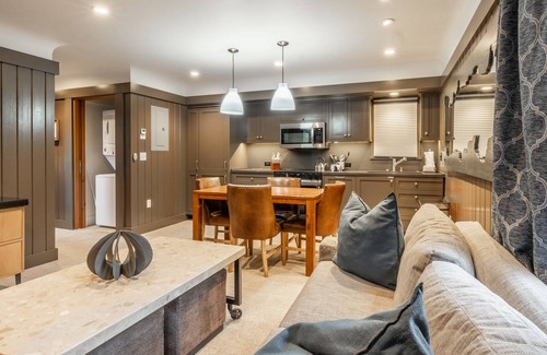 Homewood Cottage | Book a Fall Getaway Today! Romantic Cottage with WiFi near Homewood Mountain Resort