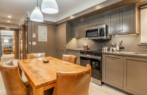 Homewood Cottage | Book a Fall Getaway Today! Romantic Cottage with WiFi near Homewood Mountain Resort