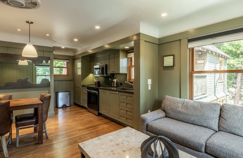 Homewood Cottage | Book a Fall Stay Today! Cheerful Lake Cottage with Community Fire Pit; close to skiing
