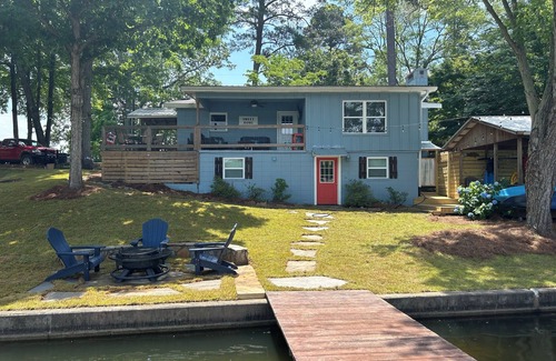Jacksons' Gap House | Book AU football games in fall! Outdoor firepit. Quiet cove.